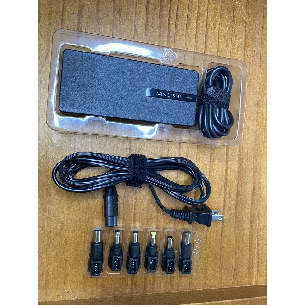 Insignia Universal Laptop Charger 14E09A AC Output 19V 90Watts 6 Charging Tips